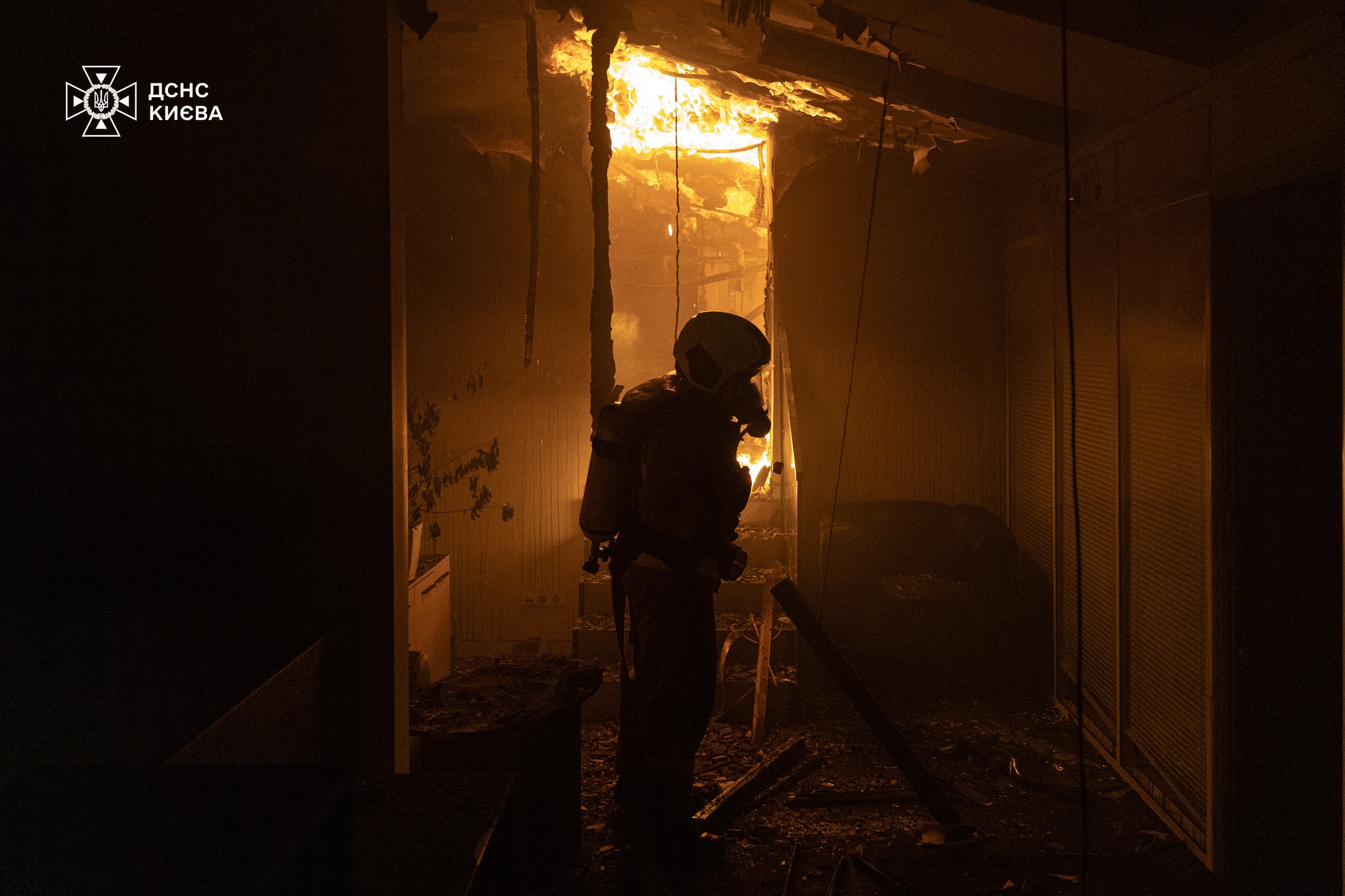 В центре Киева загорелось админздание