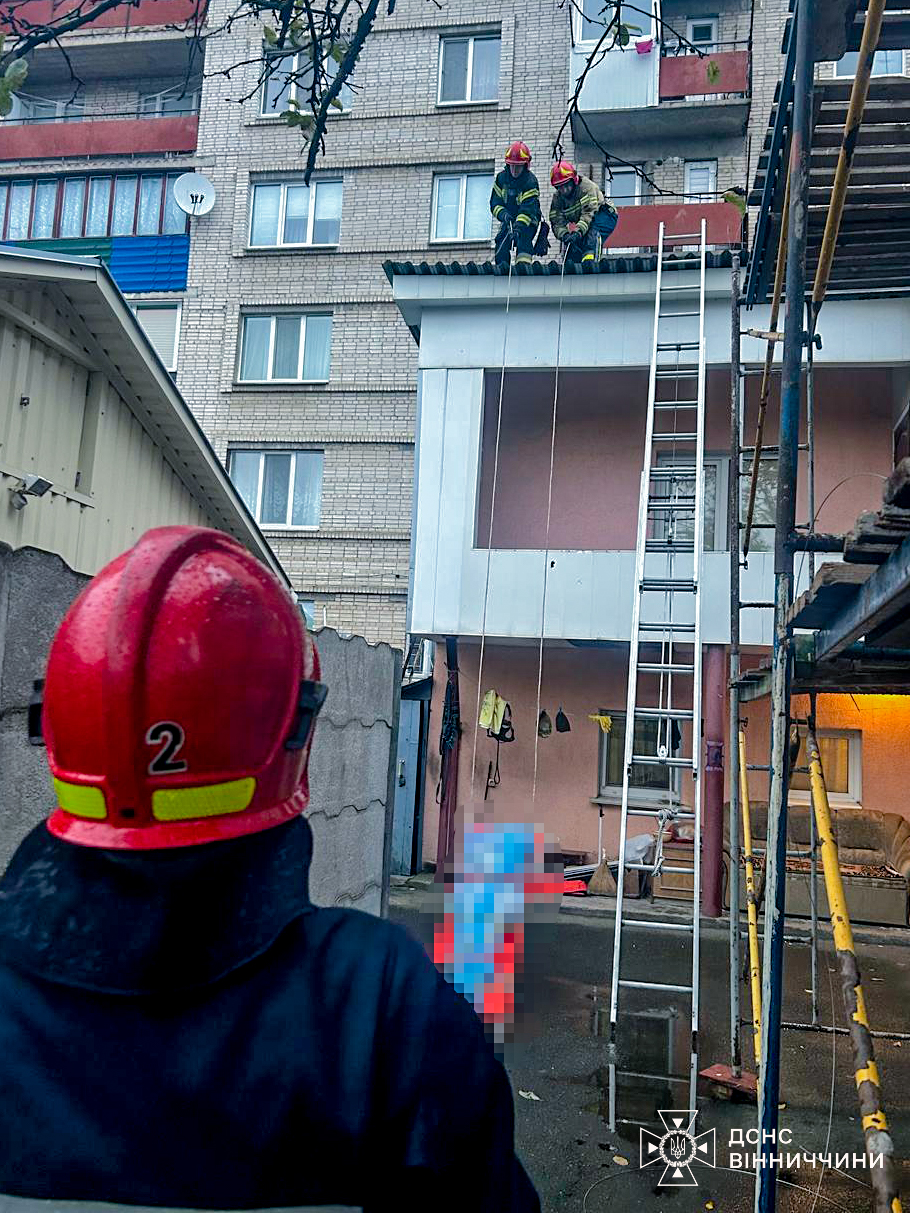 В Виннице из окна девятого этажа выпала женщина