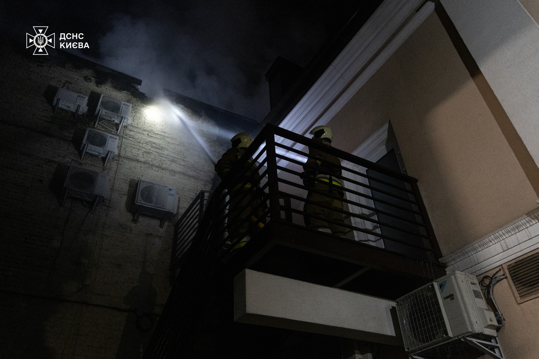 В центре Киева загорелось админздание: огонь охватил крышу