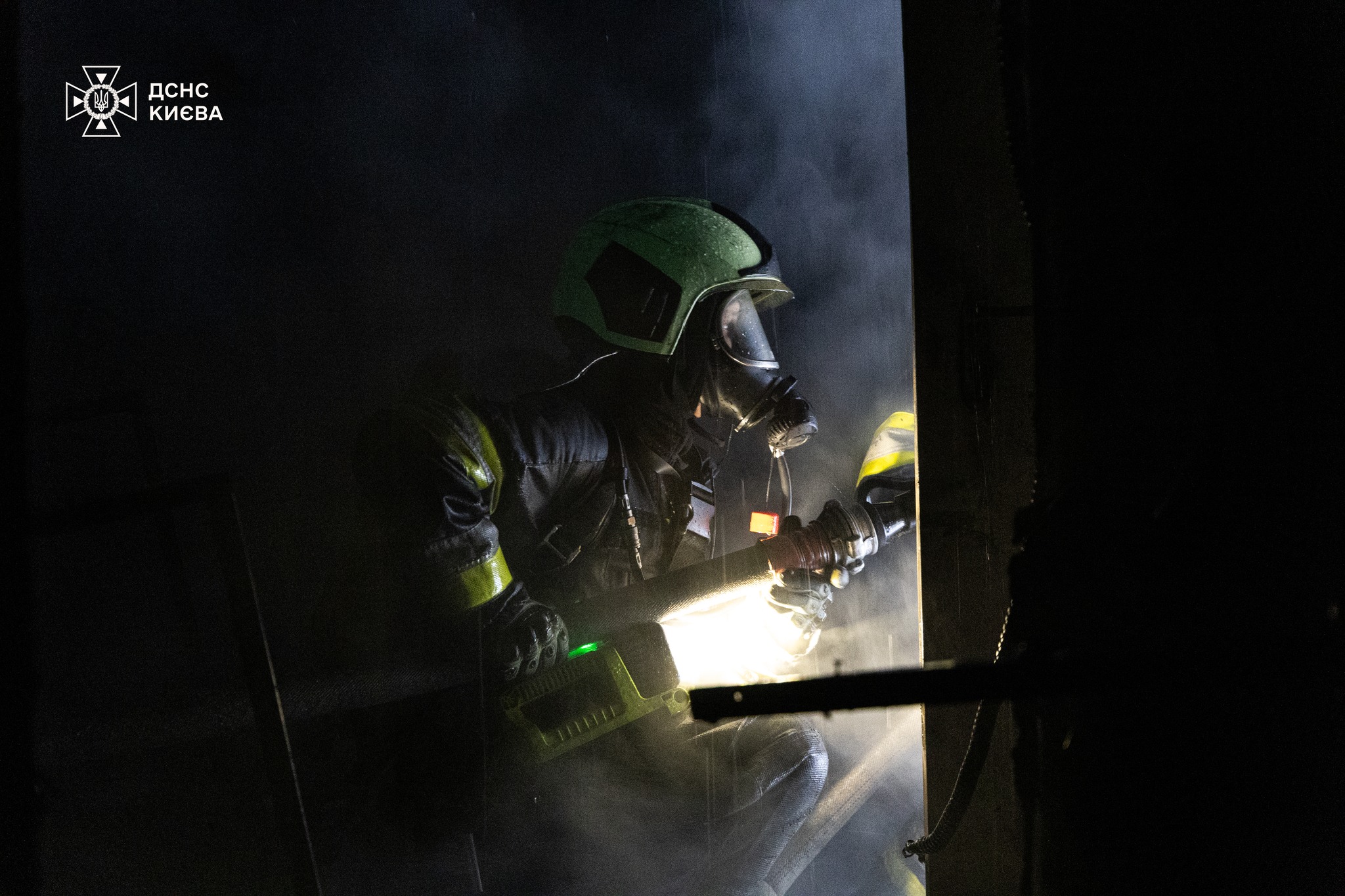 В центре Киева горело админздание: огонь охватил крышу