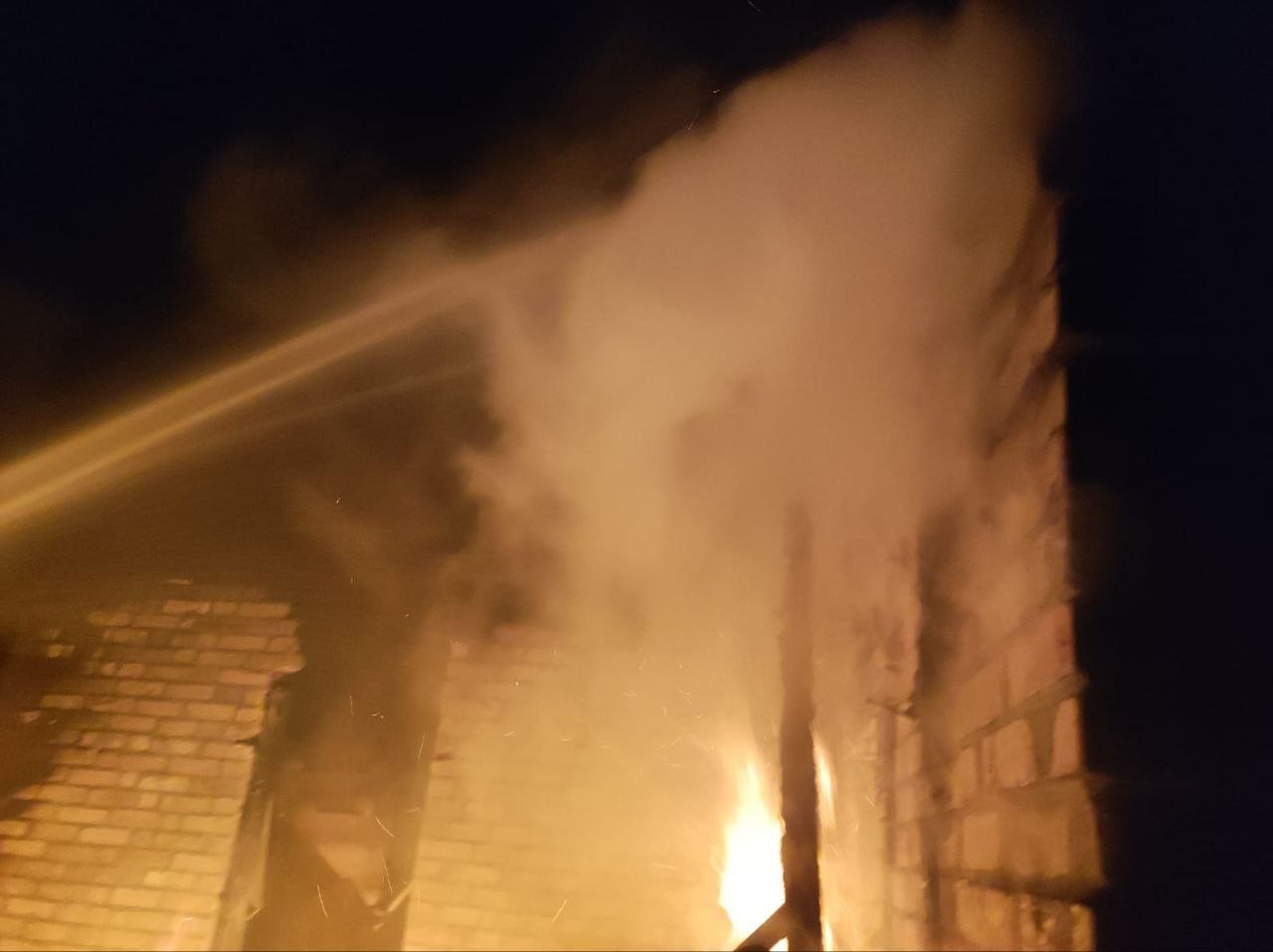 В результате атак РФ на Днепропетровщине повреждены сельхозпредприятие и газопровод