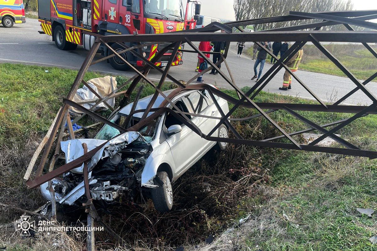 На Днепропетровщине легковушка влетела в электроопору и застряла: водителя вытащили спасатели