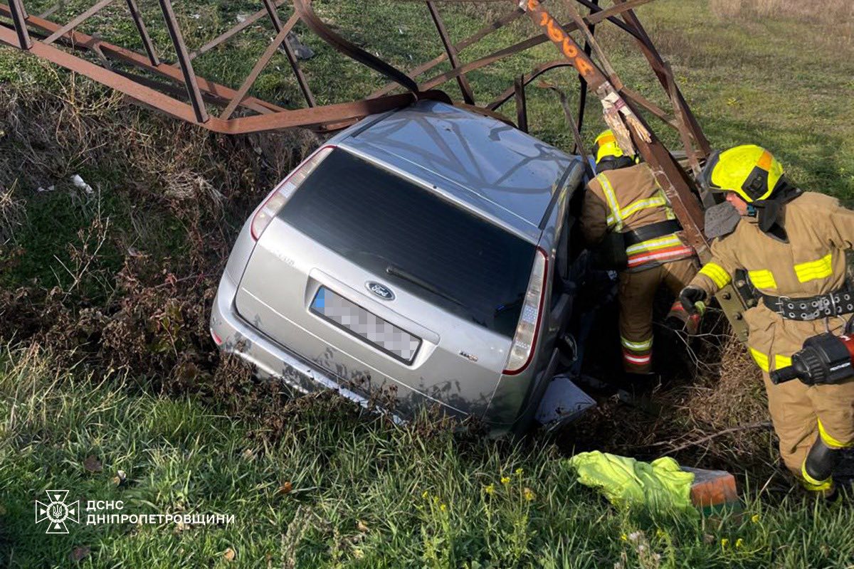 На Днепропетровщине автомобиль влетел в электроопору и застрял: водителя вытаскивали спасатели