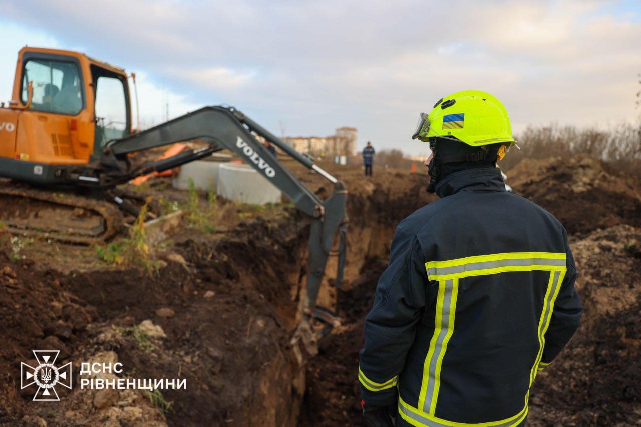 У Рівному рятувальники розкопали та дістали з рову тіло чоловіка