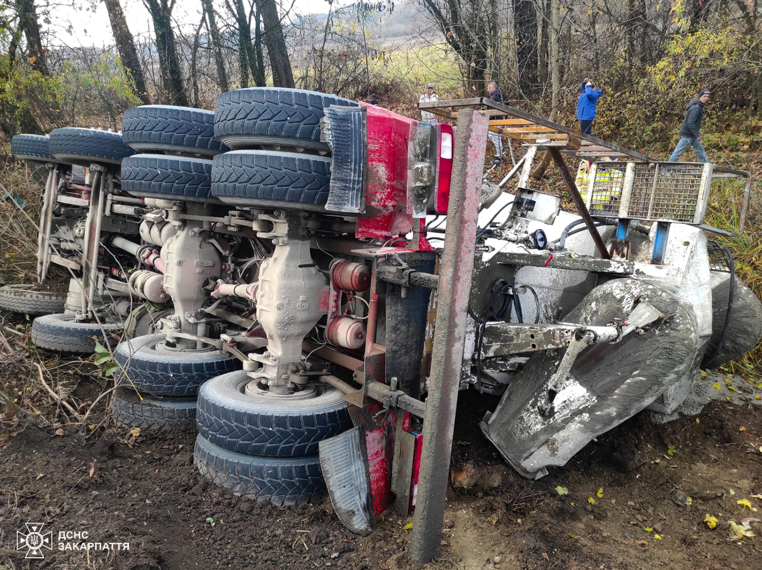 На Закарпатті бетонозмішувач з’їхав з дороги і перекинувся