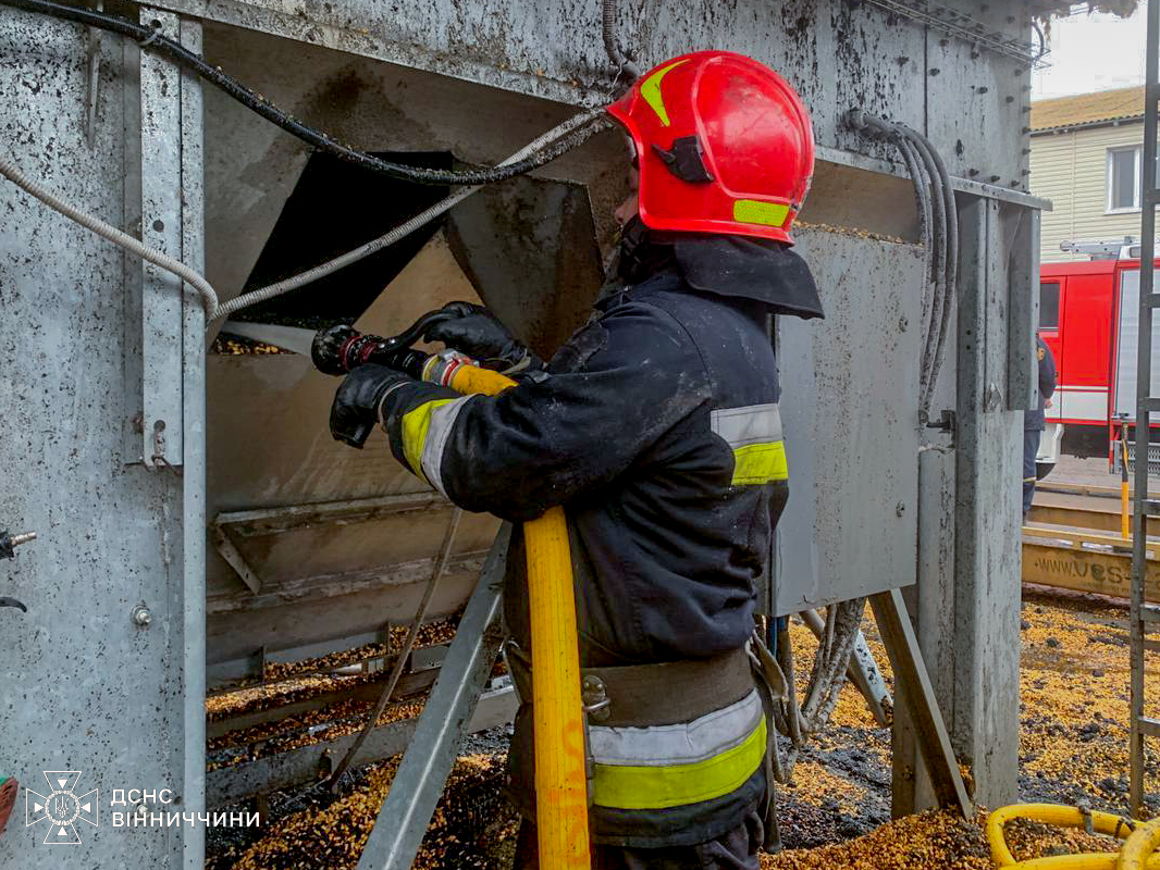На Вінниччині ліквідували пожежу в зерносушарці