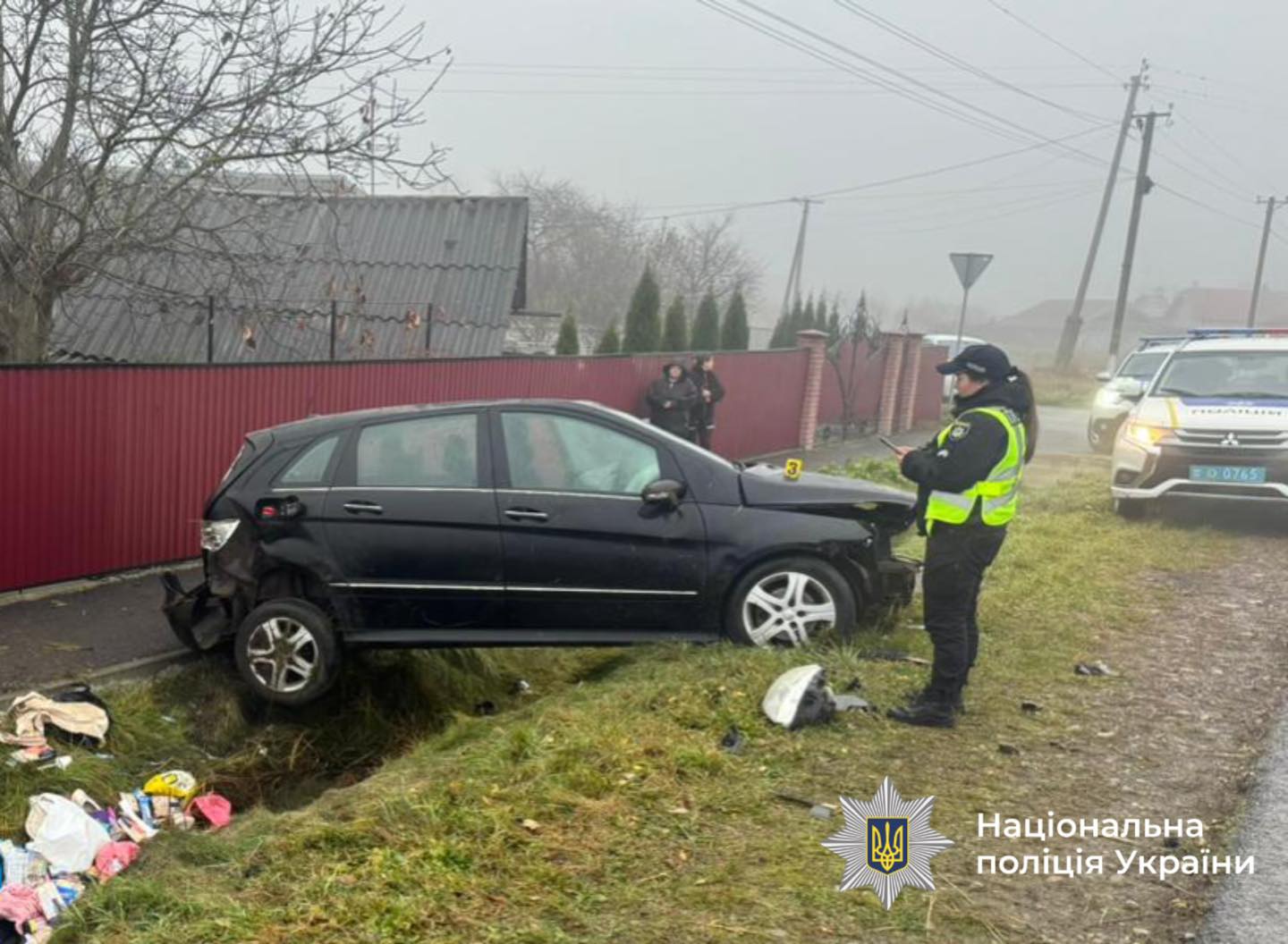 На Прикарпатті автівка вилетіла у кювет та перекинулася: є загибла
