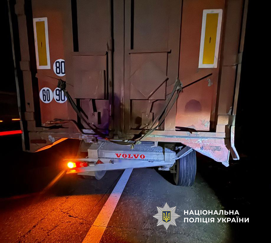 На Одещині на трасі легковик врізався у вантажівку: є загибла та травмована