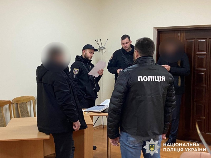 На Вінниччині затримали посадовця, який вимагав гроші за довідку про відстрочку