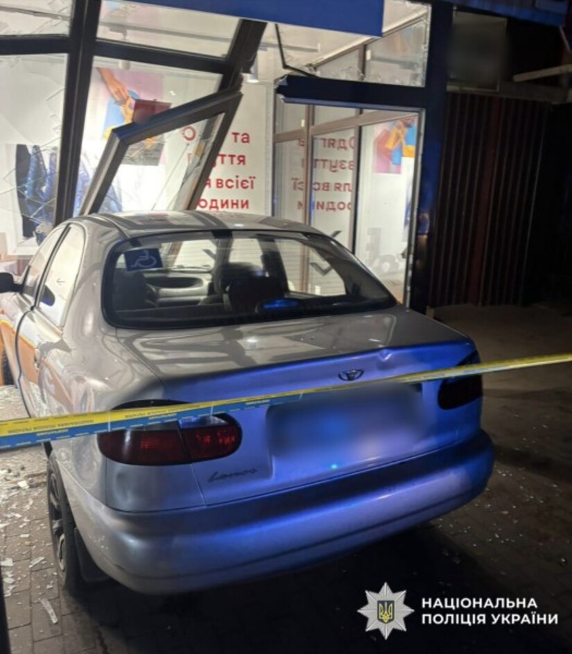 Автомобиль влетел в магазин на Киевщине