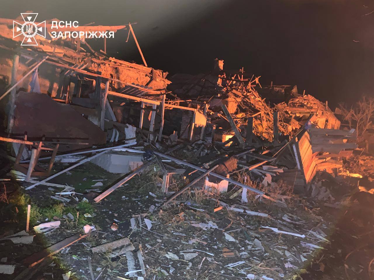 Оккупанты ударили по Запорожскому району: возникли пожары, травмирована женщина