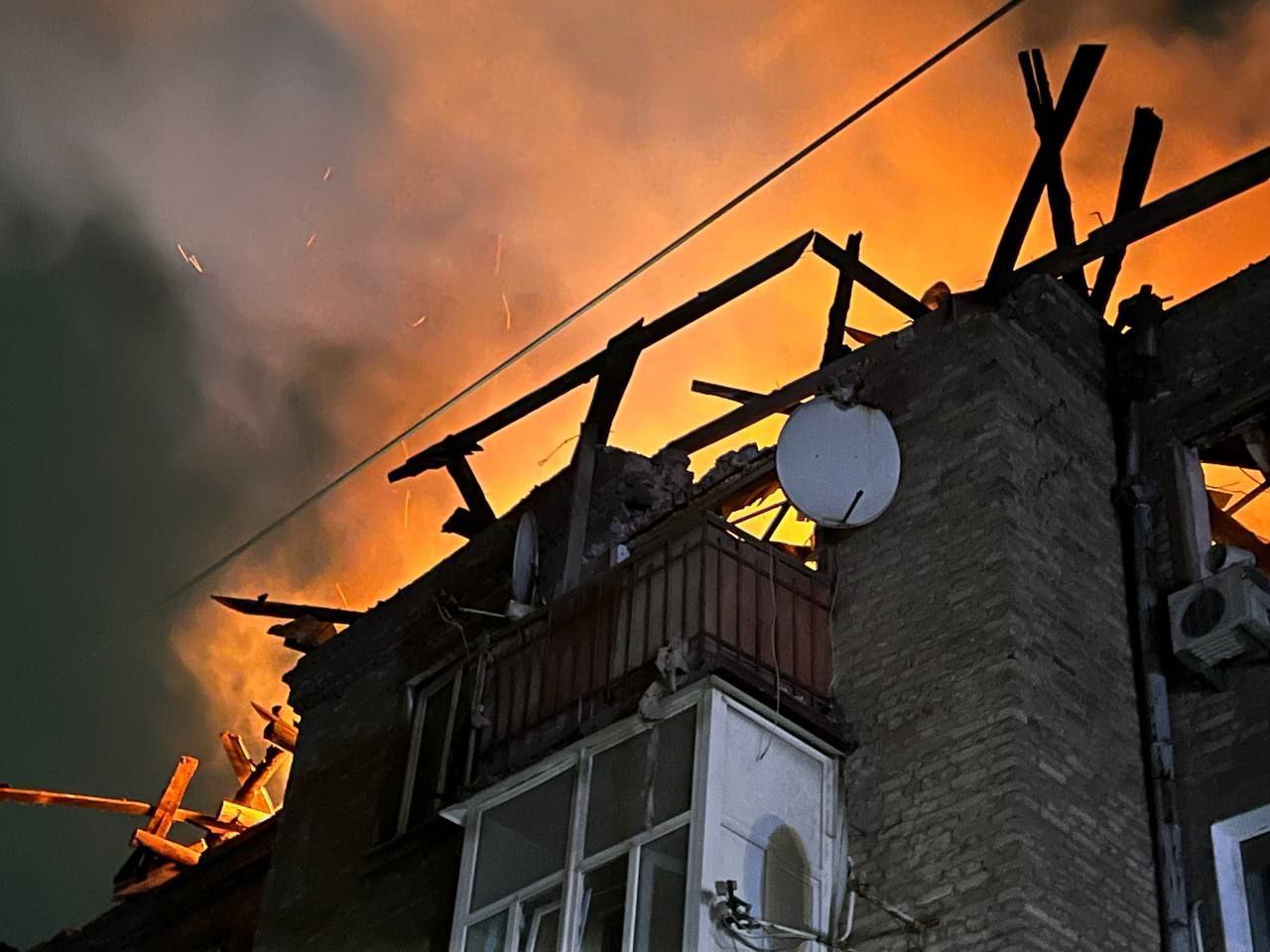 Россияне массированно ударили дронами по Каменскому: восемь пострадавших