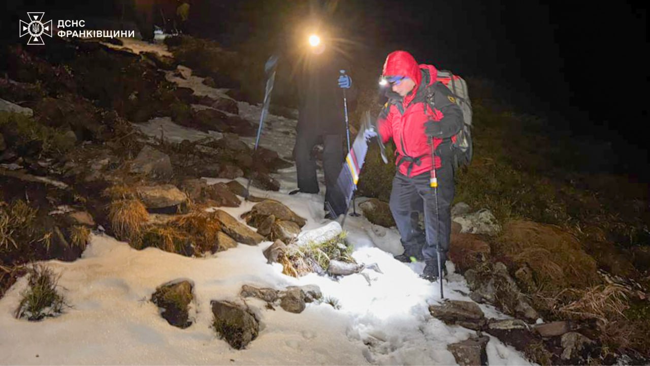 На Прикарпатье спасатели разыскали туристов, заблудившихся у горы Говерла