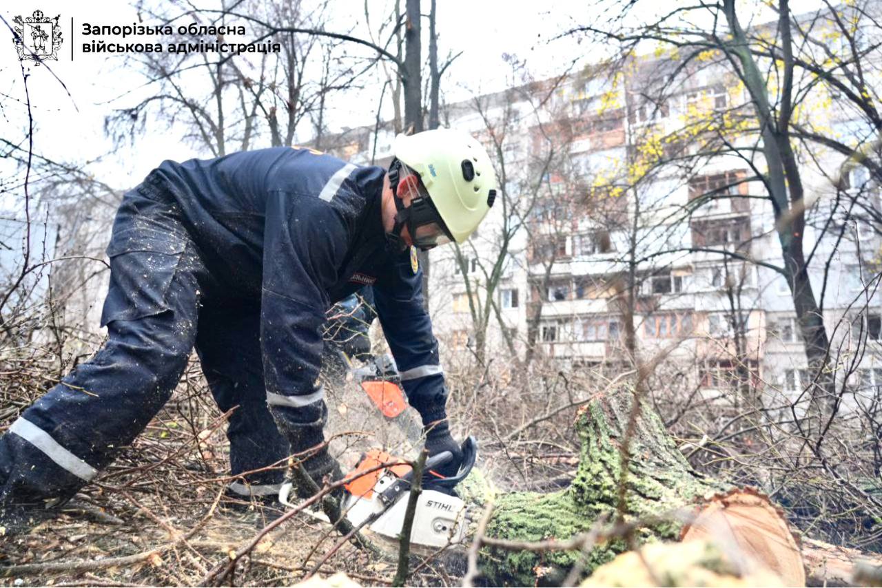 В Запорожье продолжается ликвидация последствий ночного удара