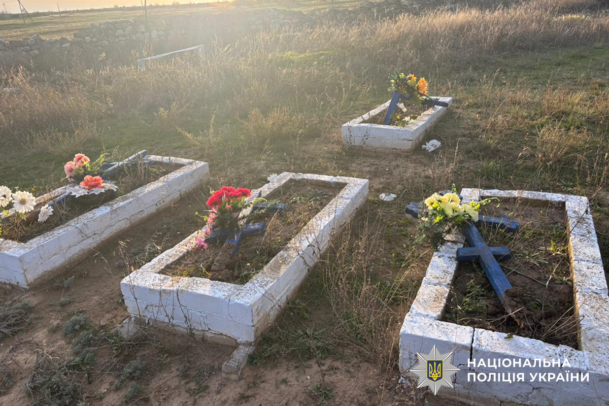 В Николаевской области двое детей повредили на кладбище 30 могил