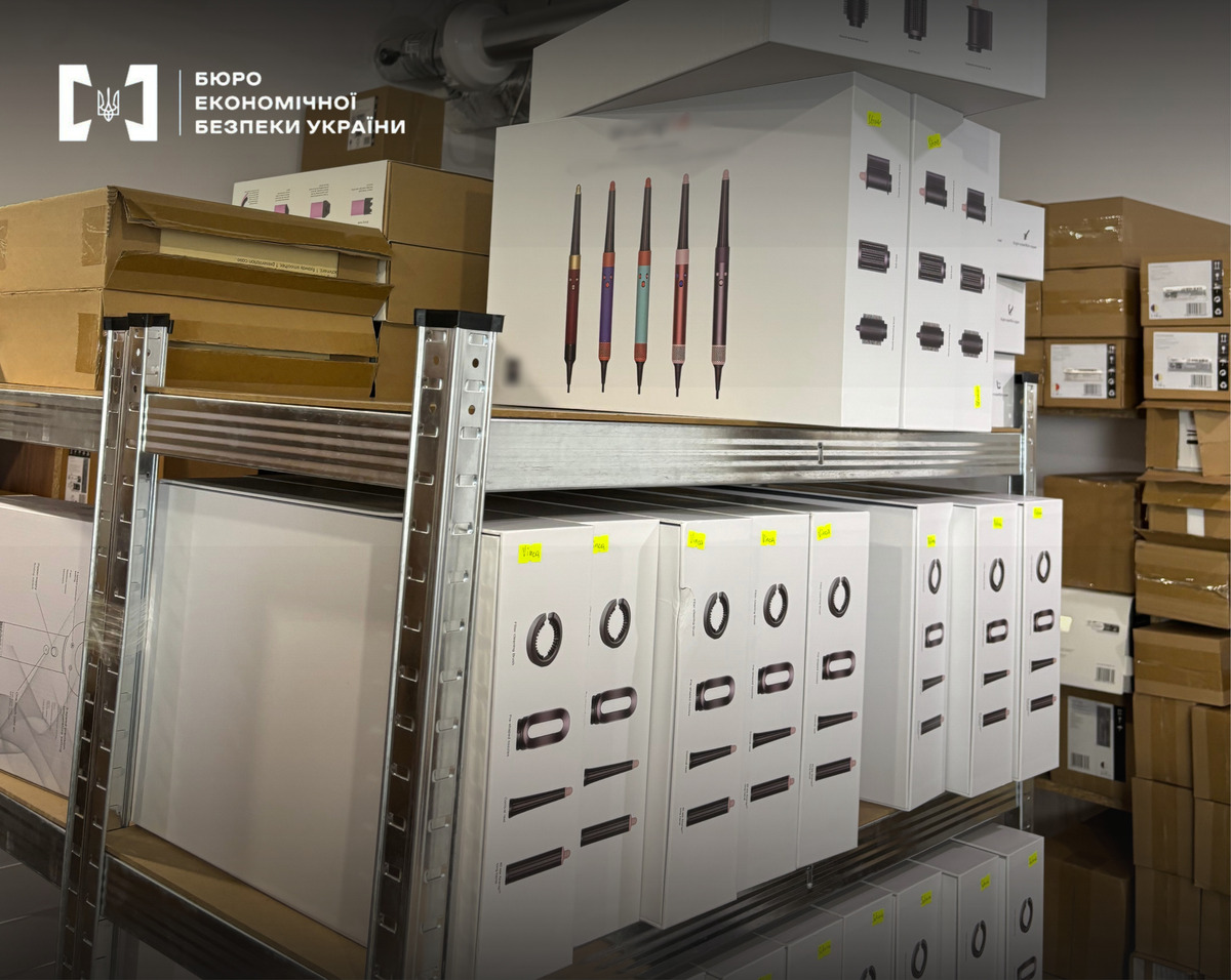 На Київщині прикрили бізнес на контрафактних гаджетах