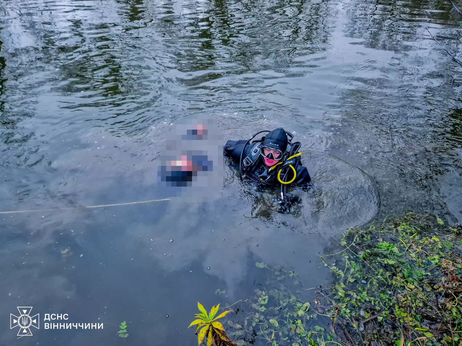 В Винницкой области спасатели достали из реки тело человека