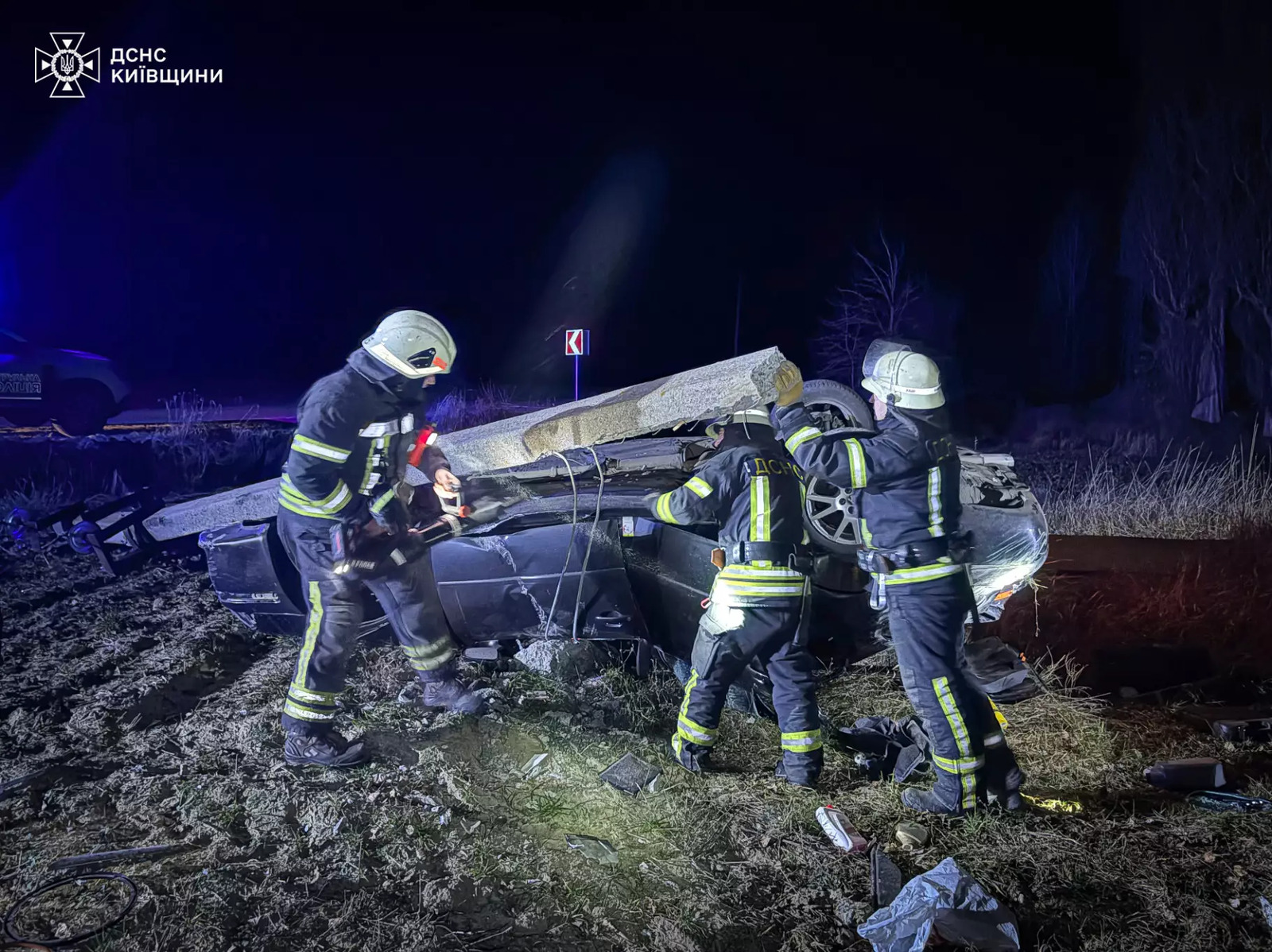 На Киевщине легковушка врезалась в электроопору и опрокинулась на крышу: есть жертвы