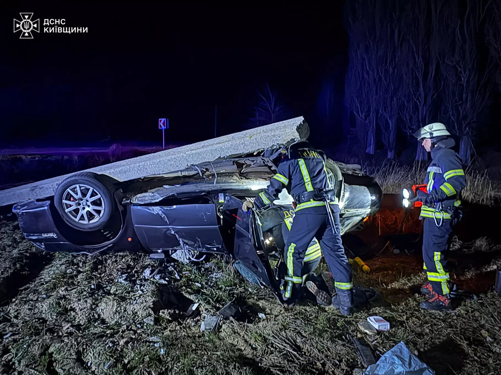 На Киевщине легковушка врезалась в электроопору и опрокинулась на крышу