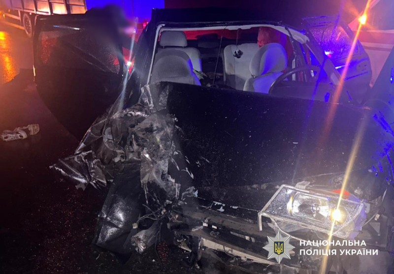 На Буковине легковушка столкнулась с грузовиком: пятеро пострадавших