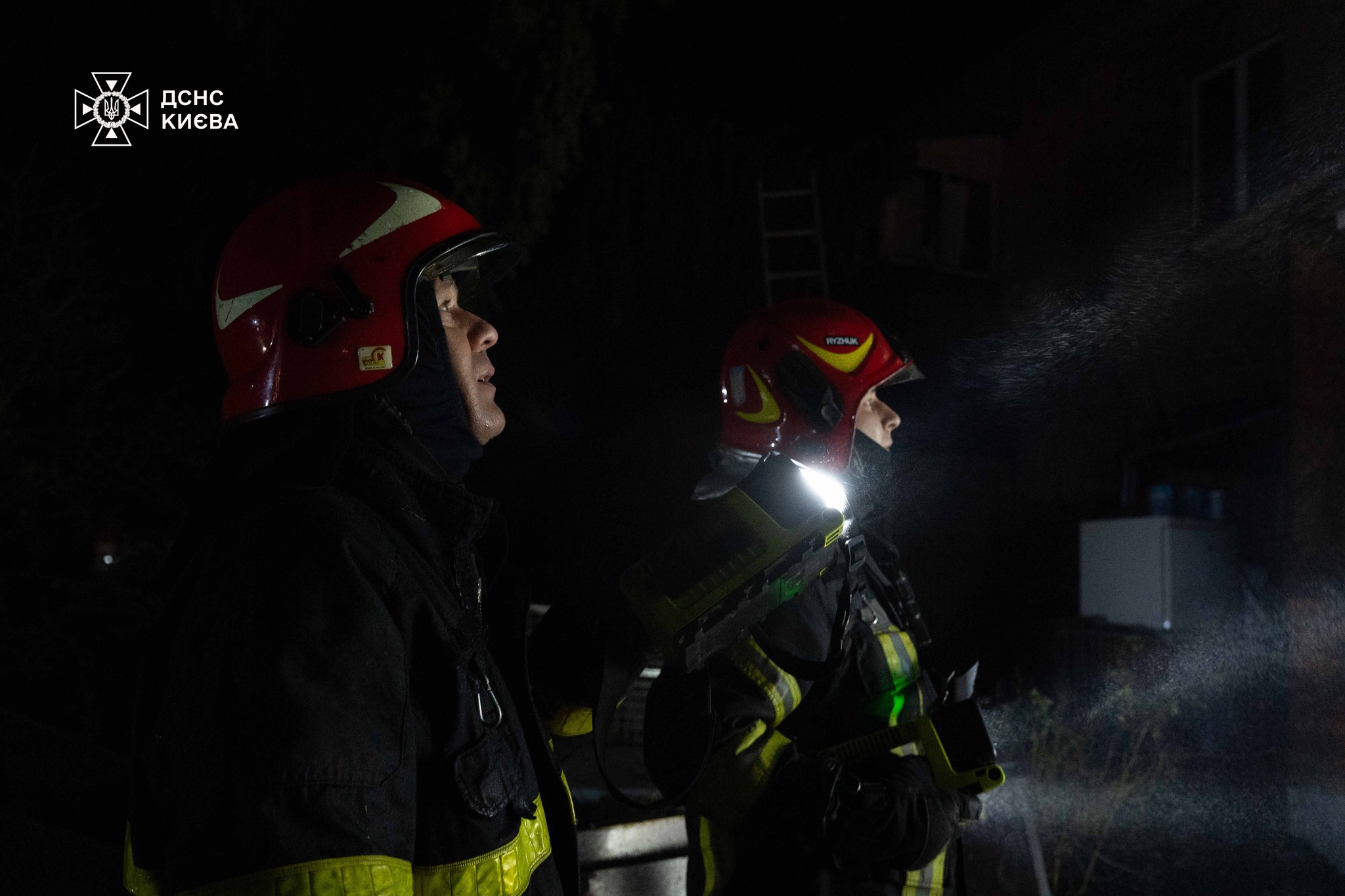 В Киеве потушили пожар в двухэтажном доме