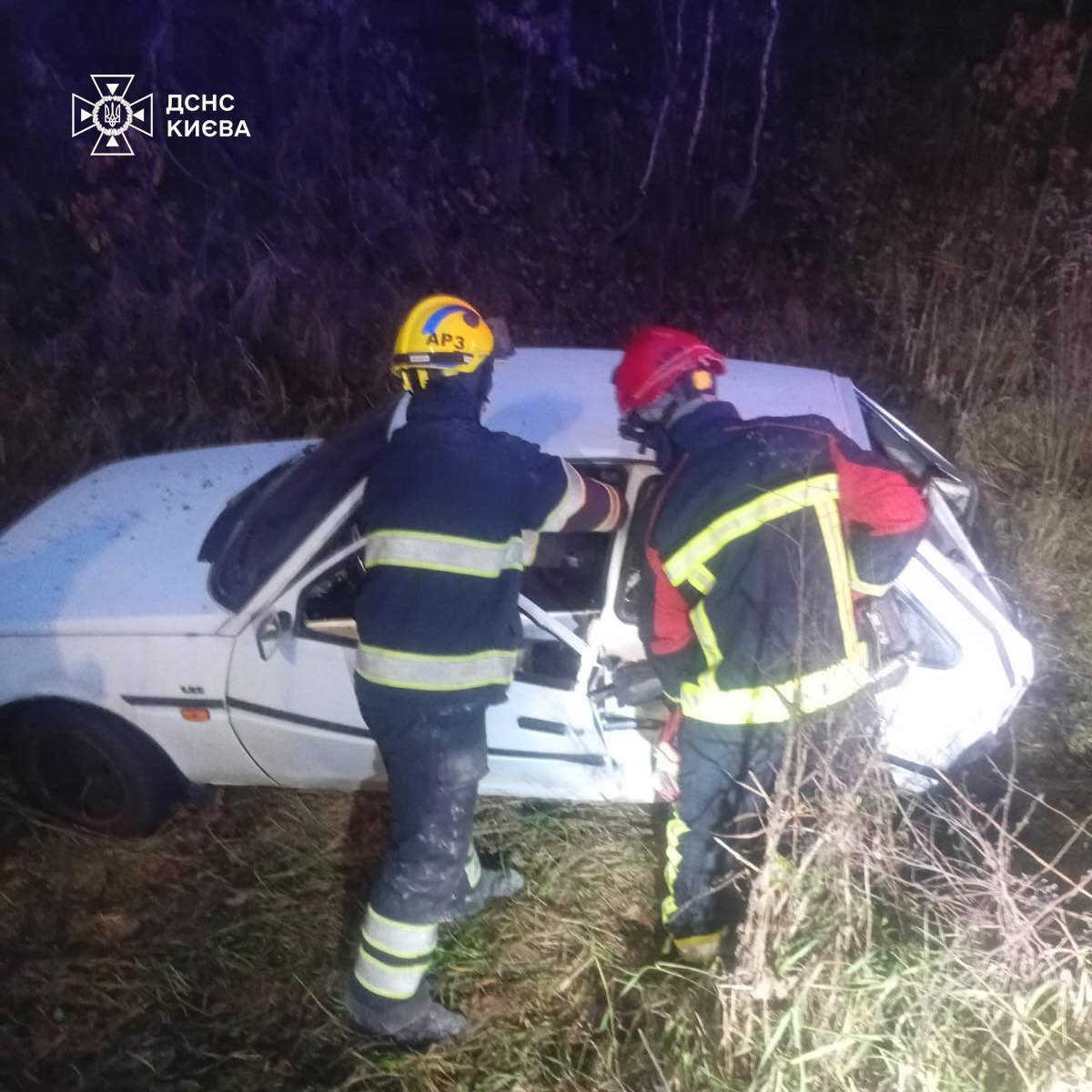 У Києві зіткнулися три автівки: рятувальники деблокували водійку