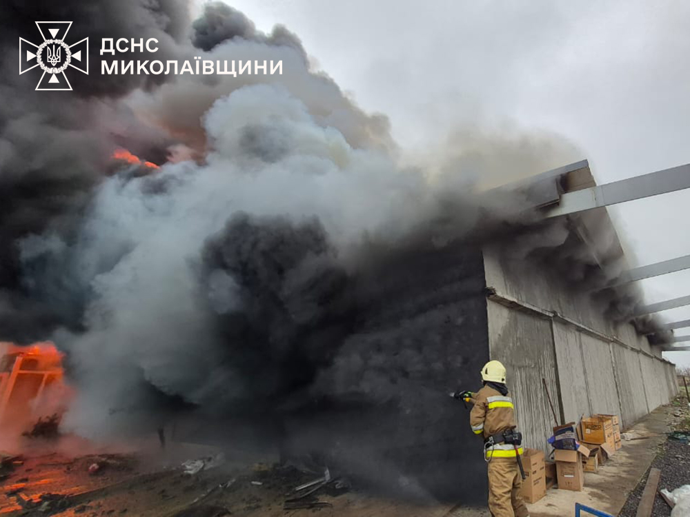 В Николаевской области на складе произошел масштабный пожар
