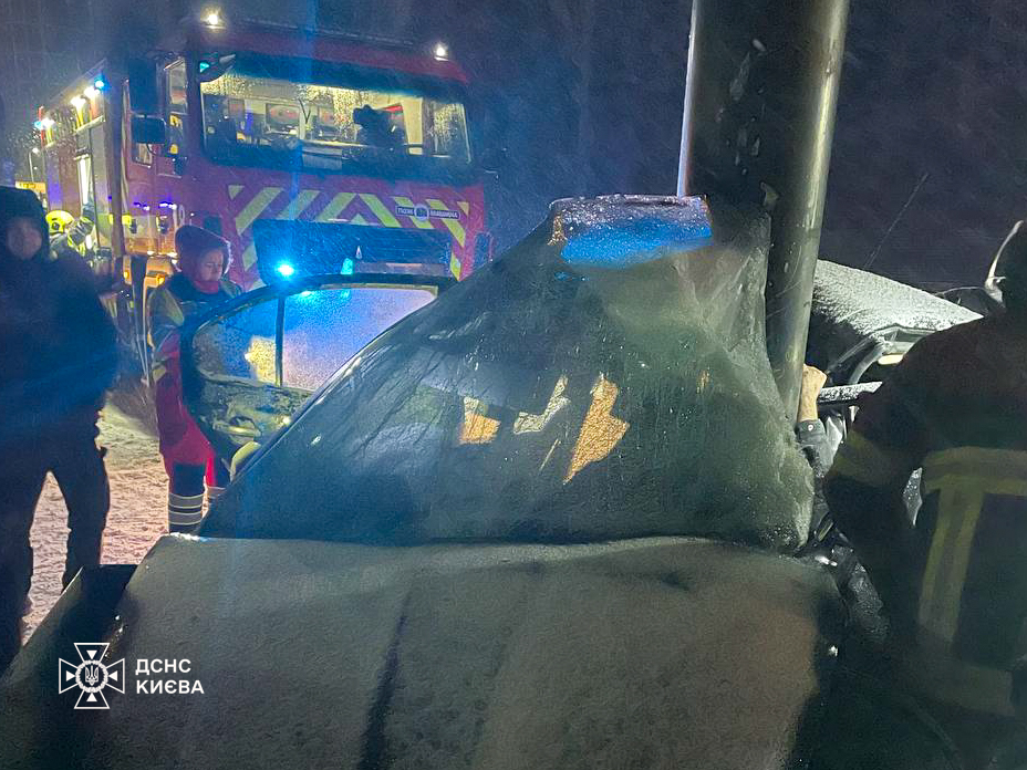 У Києві автомобіль врізався в опору білборда