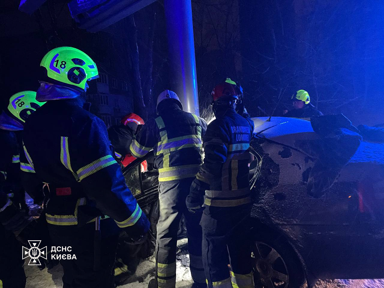 У Києві вночі легковик врізався в опору білборда: є загиблий та постраждалі