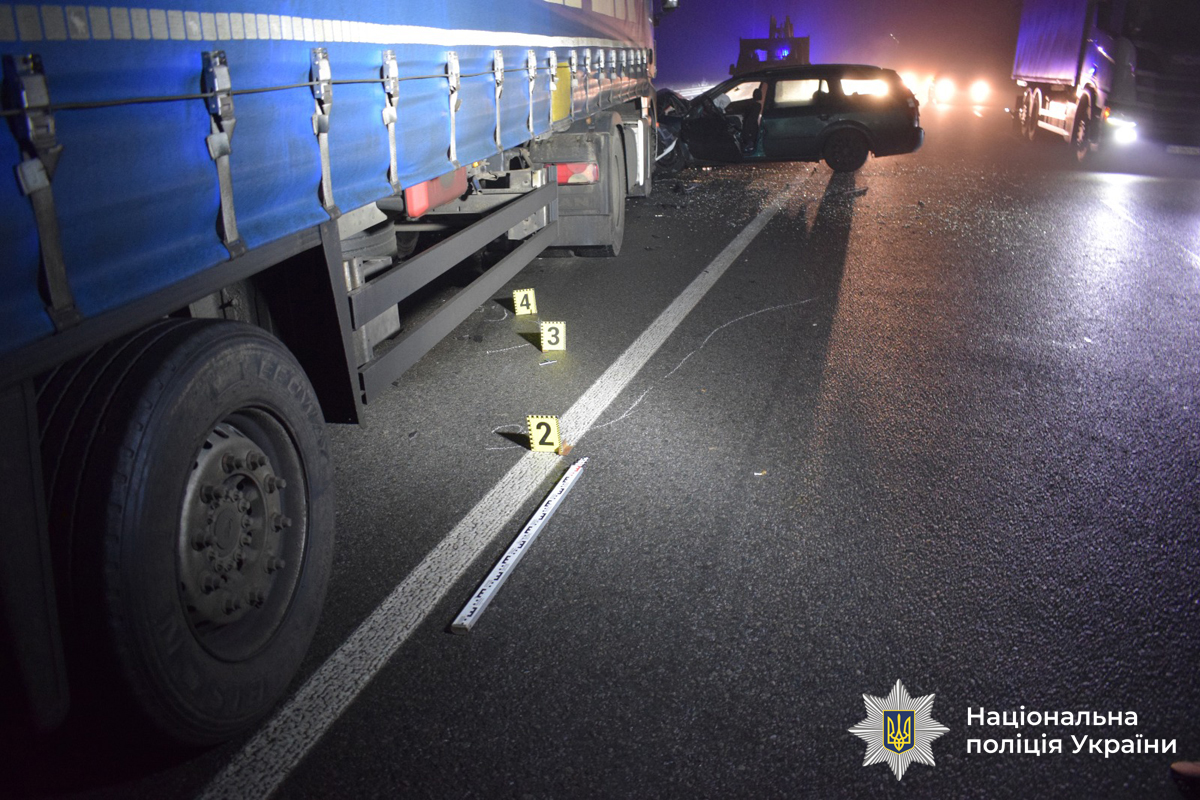 В Виннице столкнулись легковушка и грузовик: трое погибших