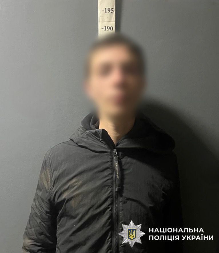 У Києві молодик, погрожуючи пістолетом, намагався пограбувати кав’ярню