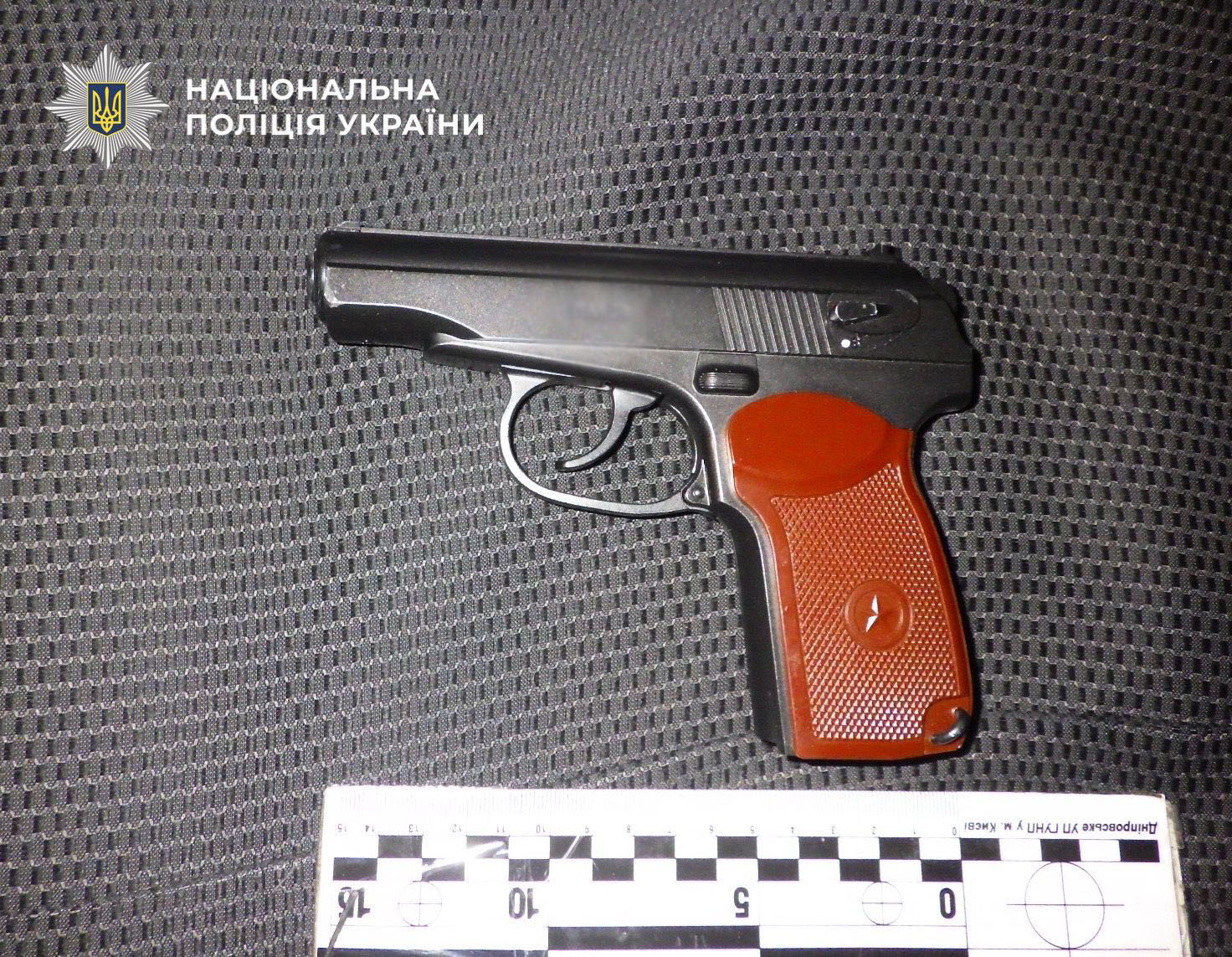 У Києві 20-річний молодик, погрожуючи пістолетом, намагався пограбувати кав’ярню