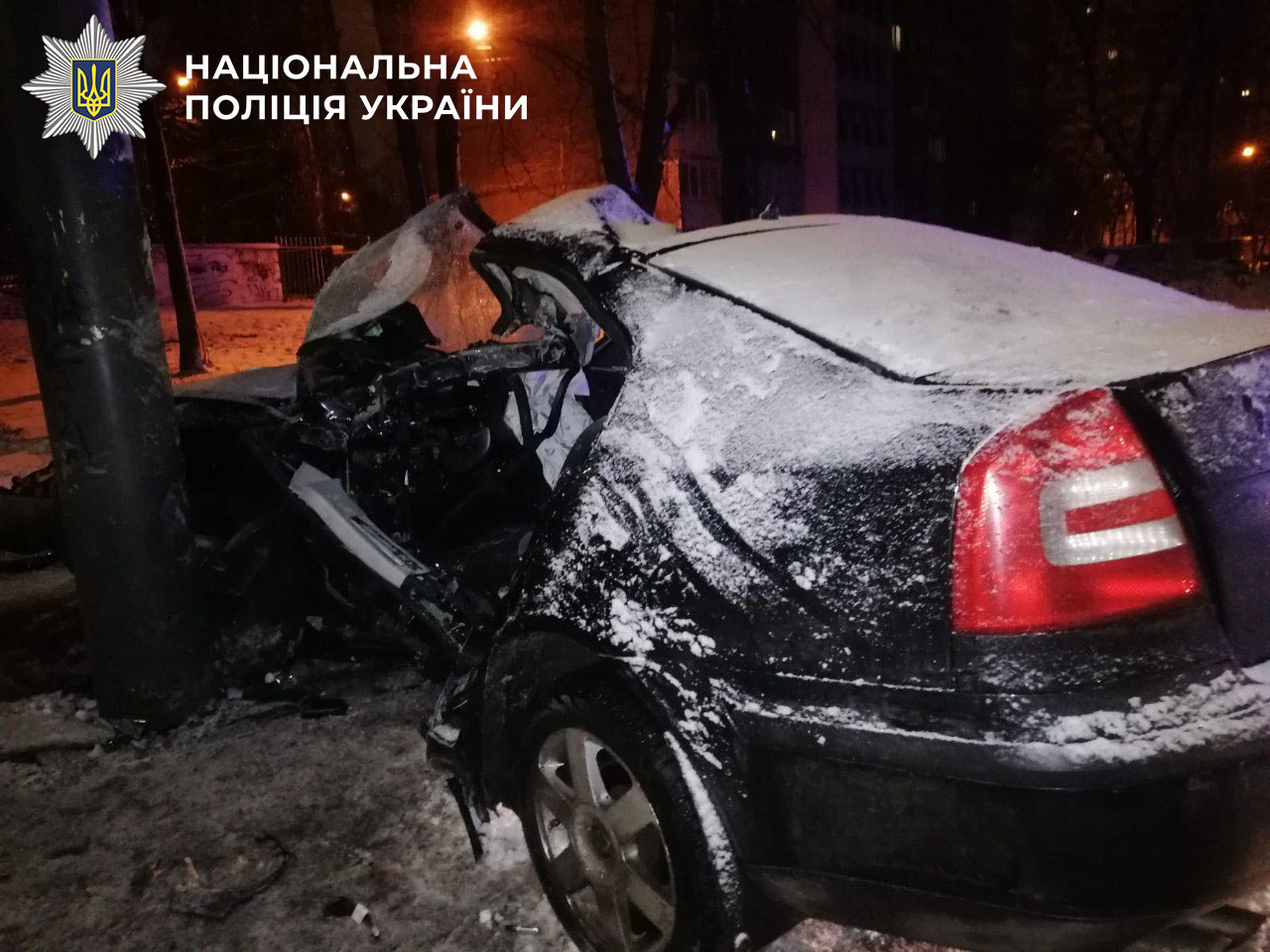 У Києві вночі легковик врізався в опору білборда: загинув пасажир, постраждалі у тяжкому стані