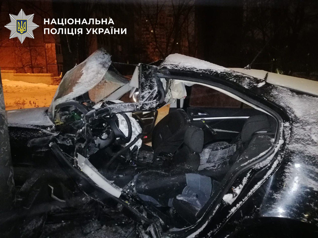 У Києві вночі легковик врізався в опору білборда: загинув пасажир