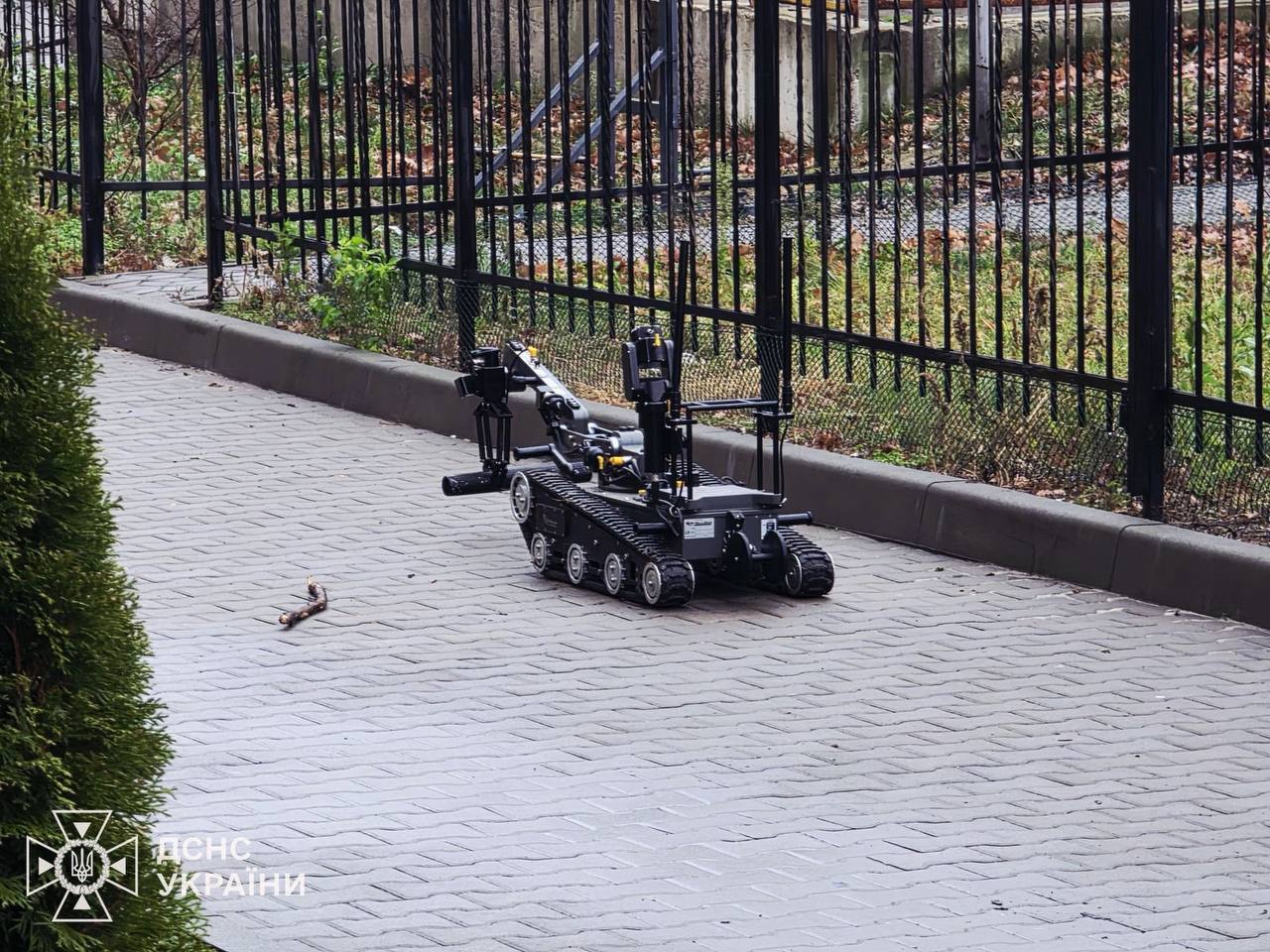 Спасатели провели операцию по разминированию многоэтажки в Вышгороде после вражеской атаки