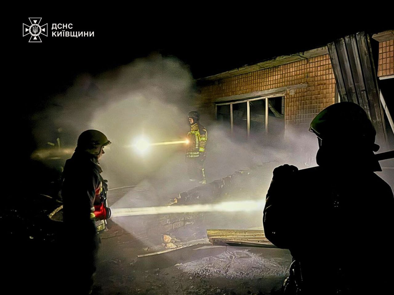 Россияне снова ударили дронами по Фастову в Киевской области: произошли пожары