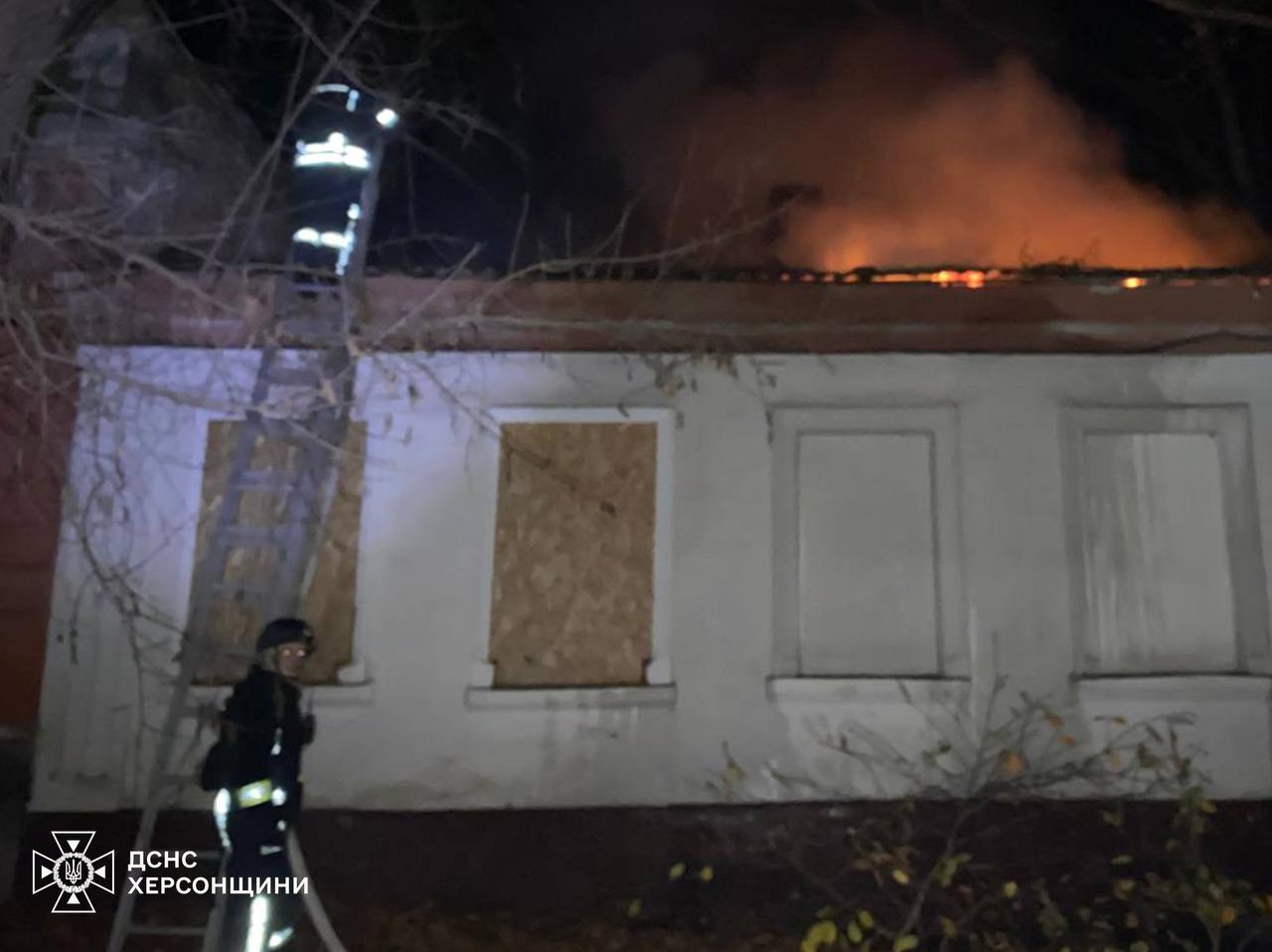 Спасатели ликвидировали пожар после обстрела в Херсоне