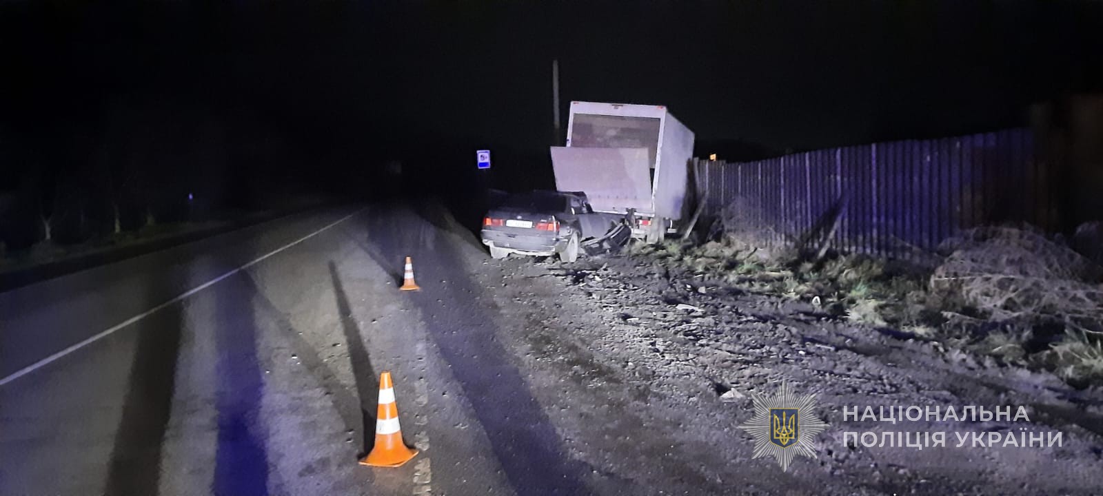 На Волыни пьяный водитель BMW въехал в припаркованный автомобиль: погиб 17-летний парень