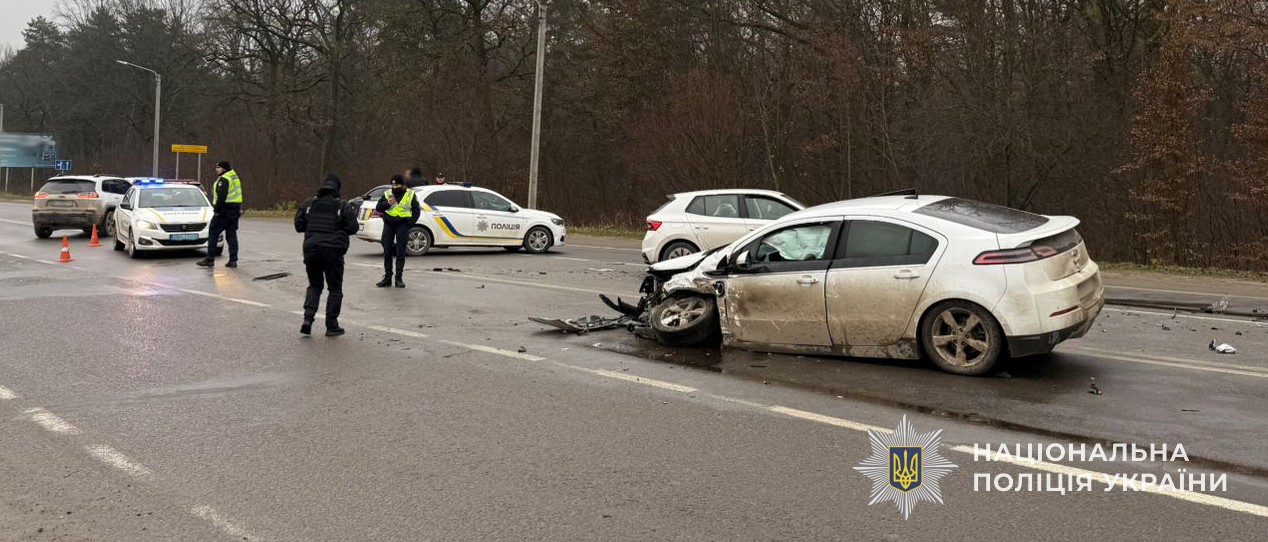 У Львівській області на трасі зіткнулися легковики: троє постраждалих