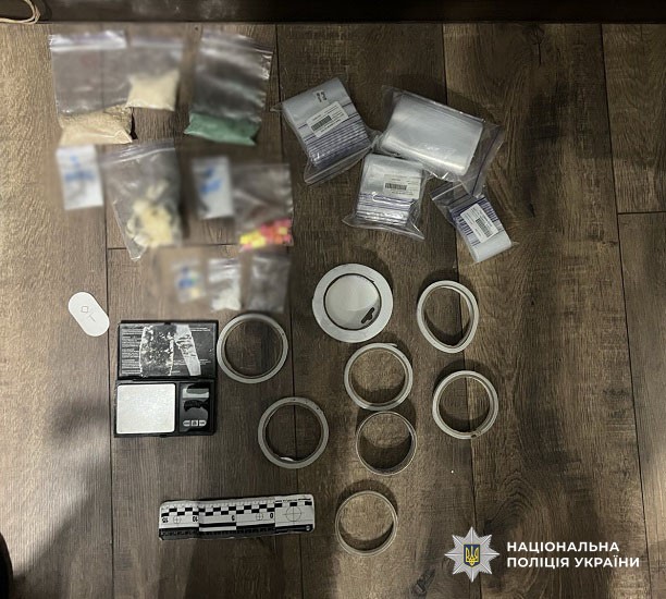 У Києві затримали 18-річну наркодилерку