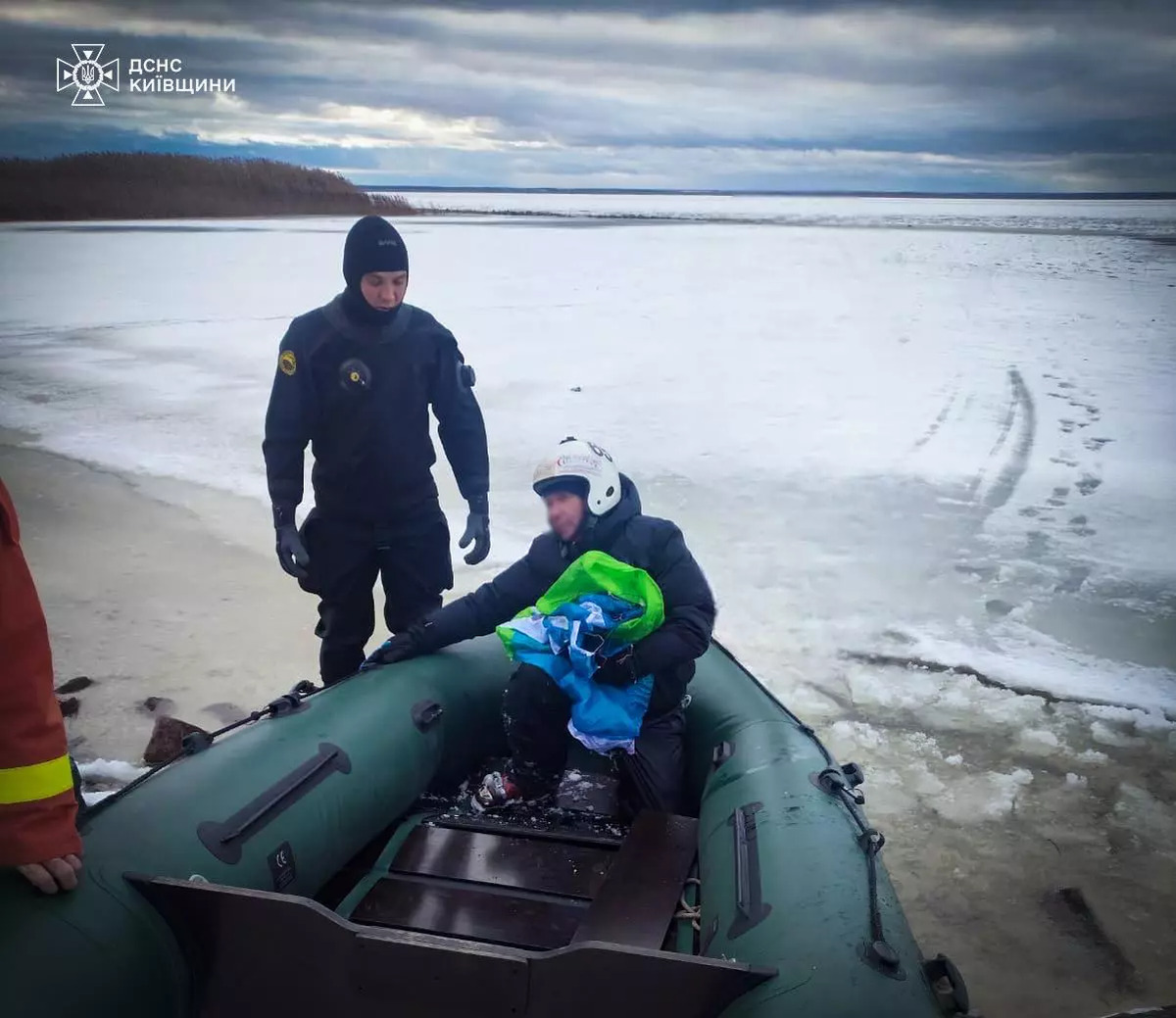 На Київщині двоє рибалок провалилися під лід