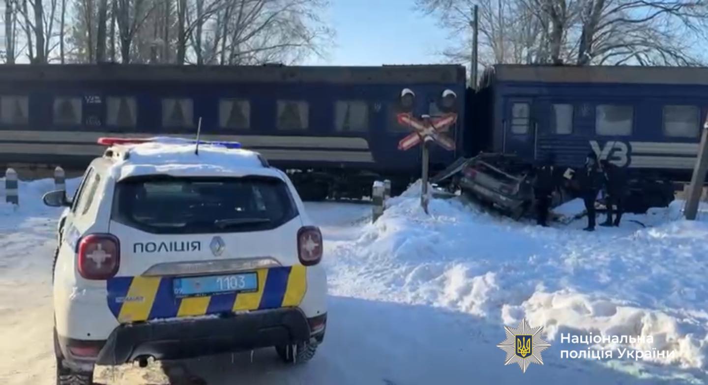 На Прикарпатті на залізничному переїзді потяг протаранив легковик: троє постраждалих