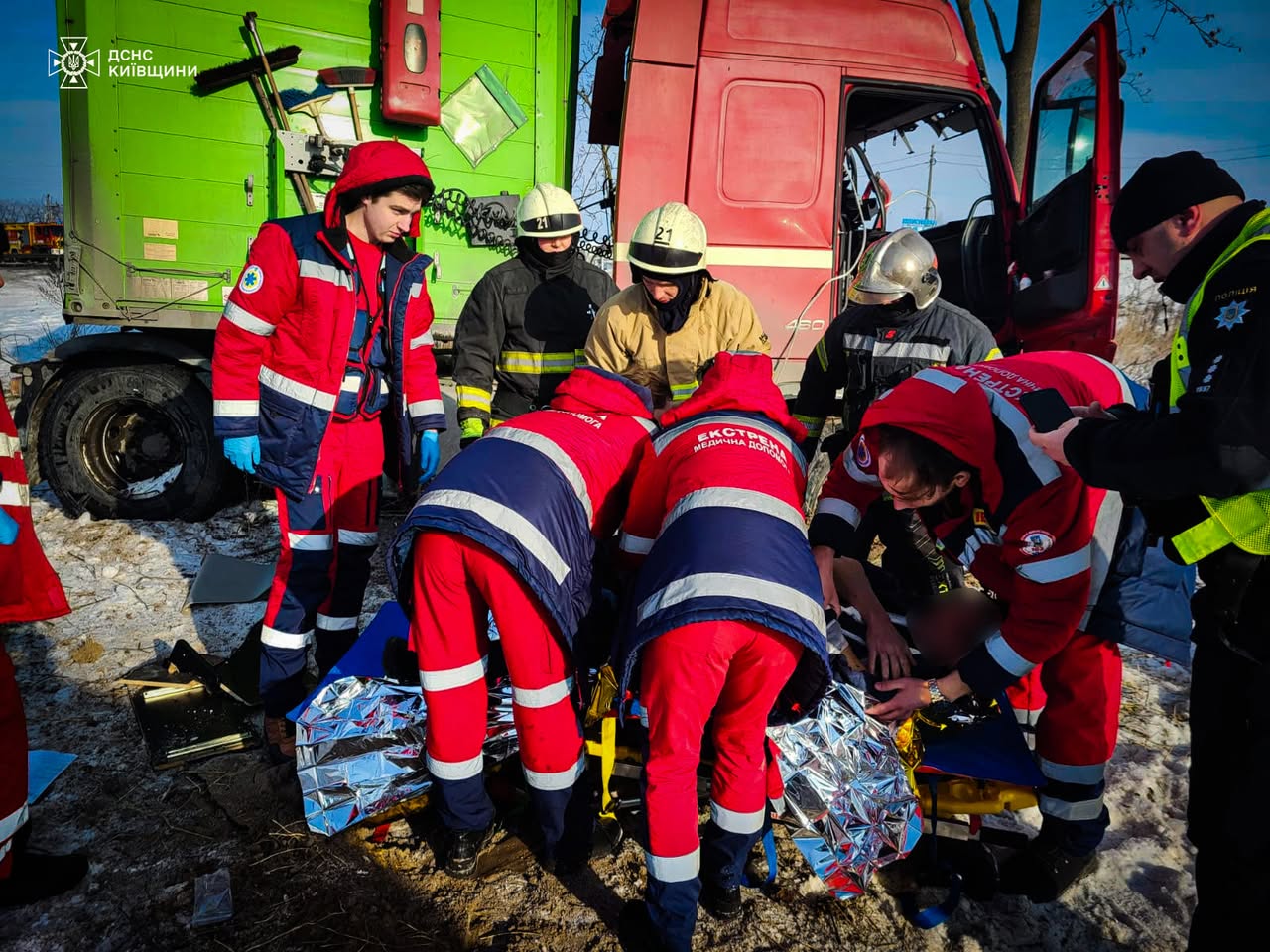 На Киевщине столкнулись два грузовика: возник пожар, есть погибший и травмированный