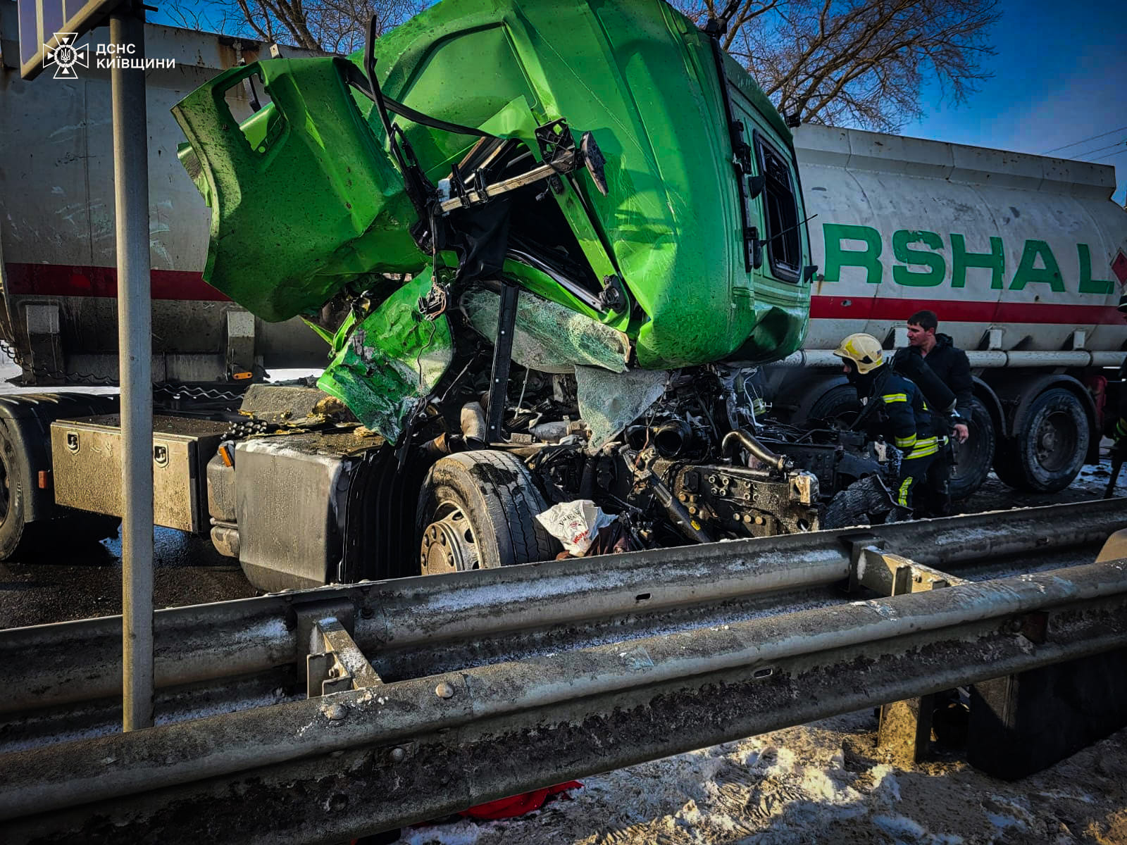 На Киевщине столкнулись два грузовика: один водитель погиб, другой – в больнице