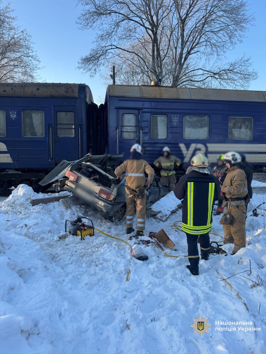 На Прикарпатті на залізничному переїзді потяг протаранив легковик: є постраждалі