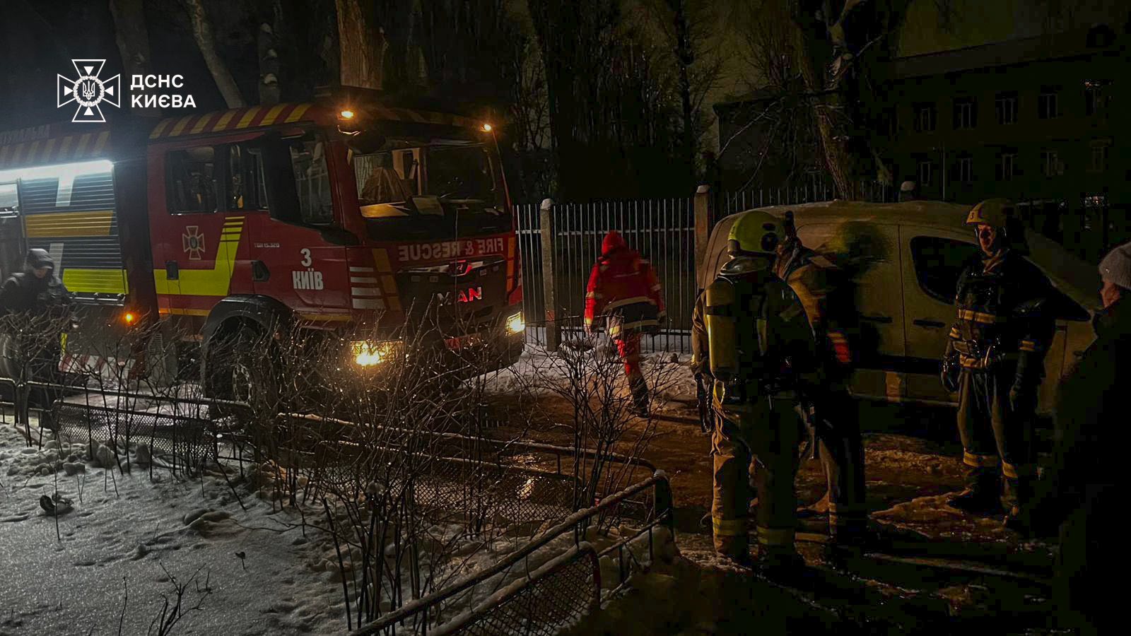 У Києві вночі сталася пожежа у девʼятиповерхівці: загинула людина