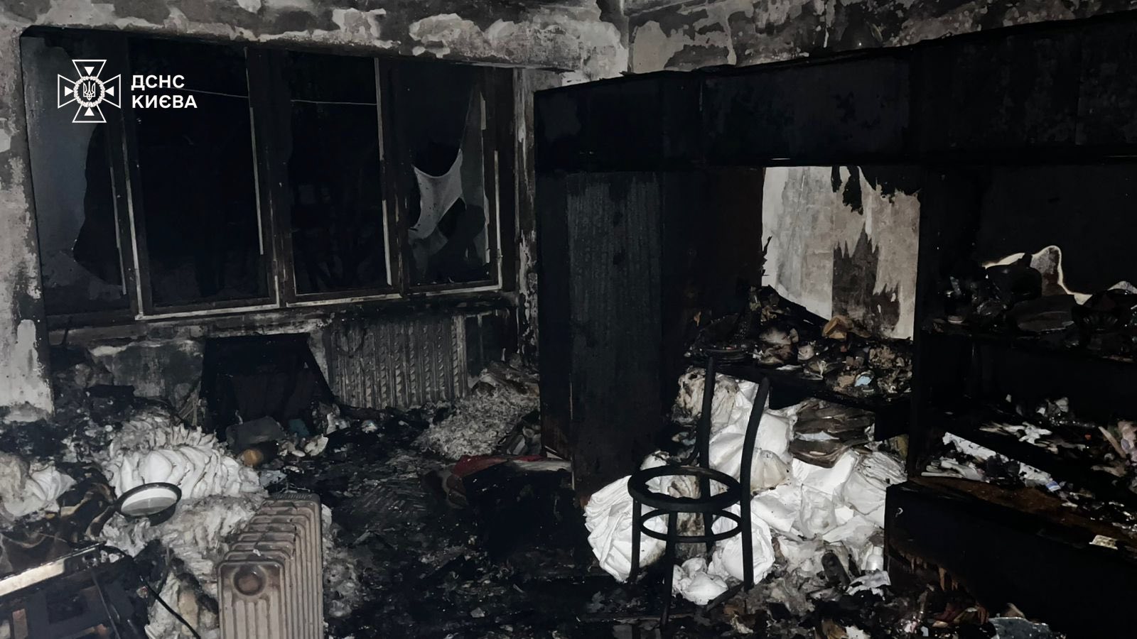 У Києві вночі гасили пожежу у девʼятиповерхівці: загинула людина