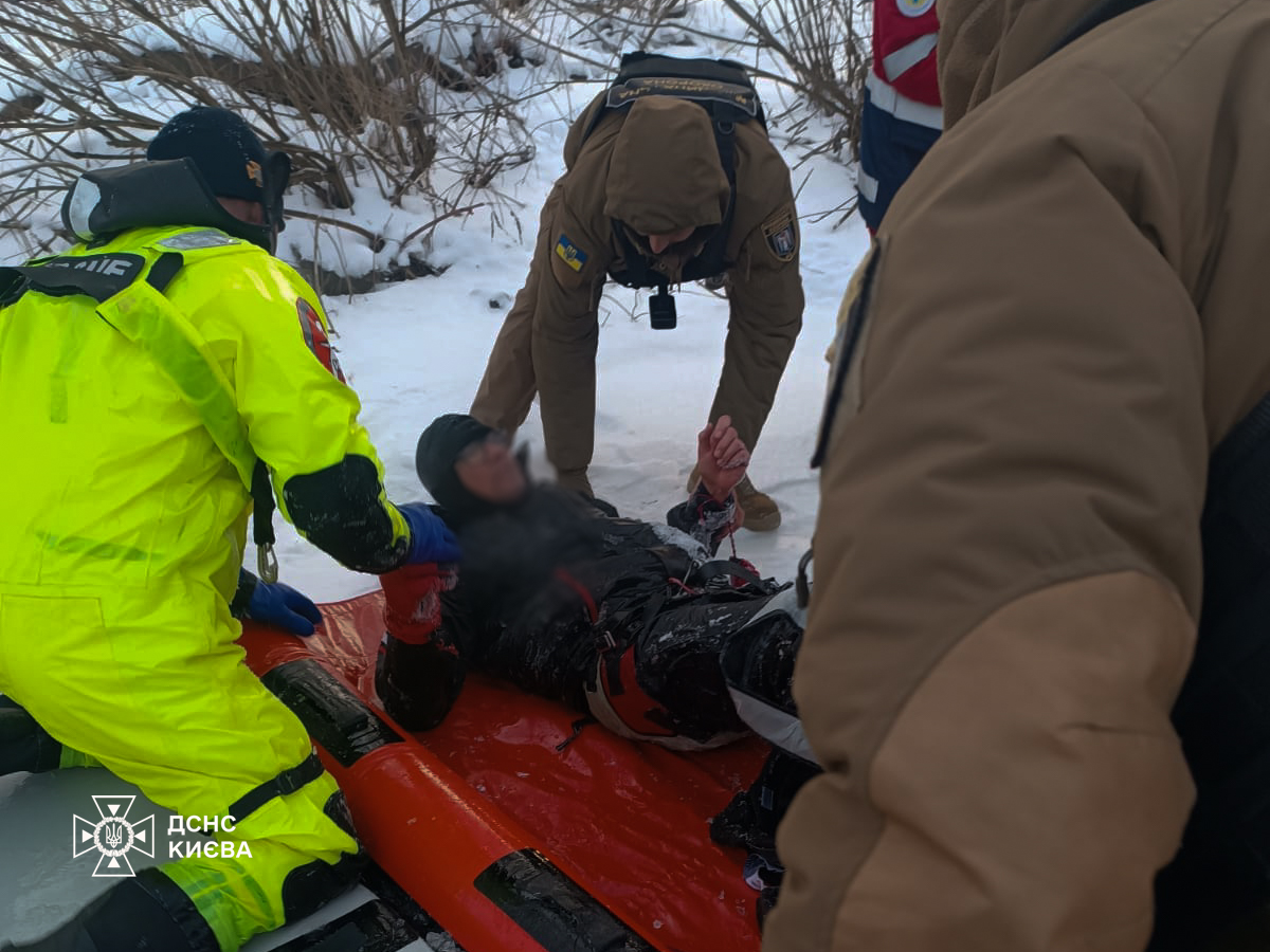 Катався на скайсерфінгу: У Києві рятувальники витягли з-під криги чоловіка