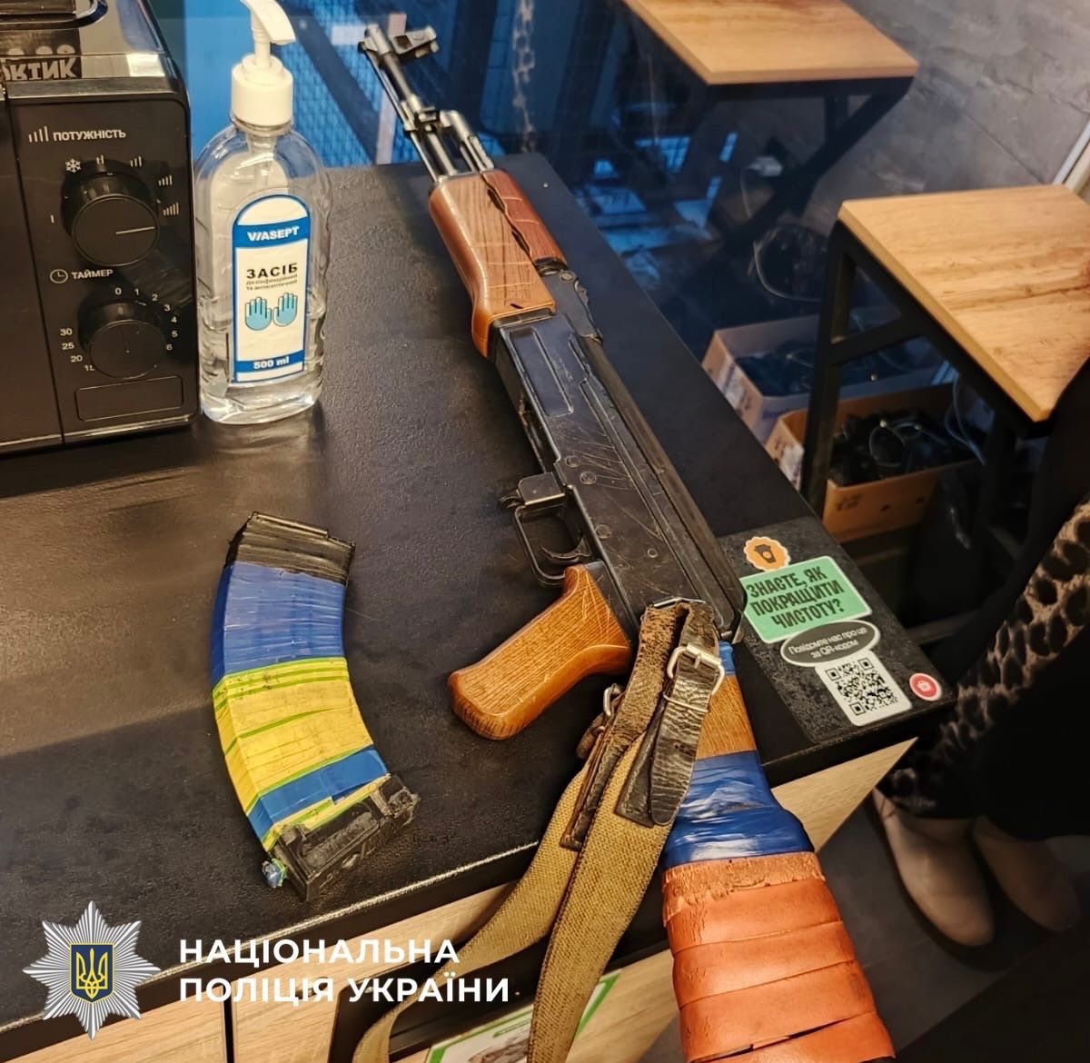 В Киеве мужчину накажут за прогулку по магазину с муляжем автомата