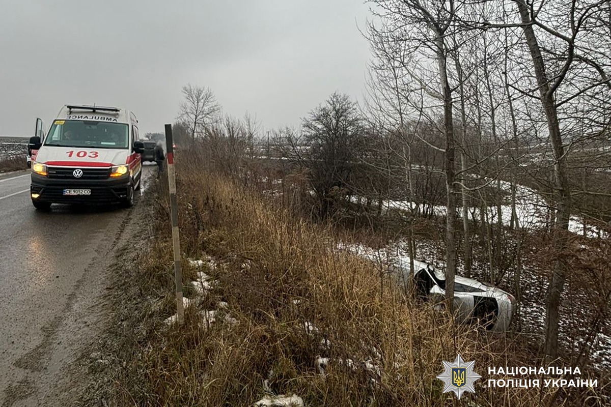 На Буковине легковушка вылетела в кювет и перевернулась: пострадала водитель